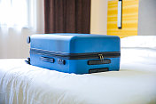 手提箱放在旅馆的床上