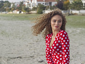 年轻的俄罗斯女人肖像在西里里海滩附近的土耳其伊斯坦布尔