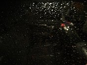 雨点落在汽车的挡风玻璃上