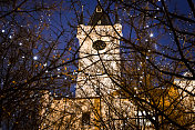 布拉格老城广场和钟楼在圣诞节灯火通明