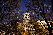 布拉格老城广场和钟楼在圣诞节灯火通明