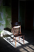 阳光下的旧木椅