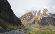 高加索山区的公路在春季