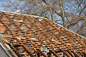 被拆除的旧建筑物的屋顶