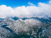 空中的山上覆盖着积雪