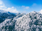 空中的山上覆盖着积雪