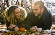 快乐的情侣一起在秋日里放松和享受。