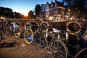 阿姆斯特丹运河和自行车在晚上