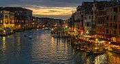 黄昏时分，意大利威尼斯，从里亚托桥上俯瞰灯火通明的大运河