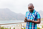 一个非洲人用他的智能手机发短信