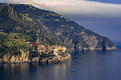 位于Cinque Terre的Riomaggiore海滨村庄