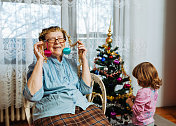 一位老妇人和她的孙女在庆祝圣诞节