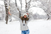 美丽的女人喜欢雪地上的闪光