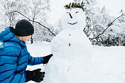 孩子们堆雪人