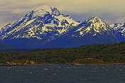 小猎犬海峡和安第斯山雪山，乌斯怀亚-火地岛