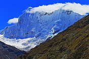 在秘鲁布兰卡-坎卡什安第斯山脉的Cordillera，下雪的Chacraraju (6108m)