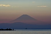 富士山黄昏:从神奈川县三浦半岛看