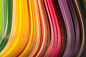 抽象的彩虹色叠加在一起形成曲线的形状