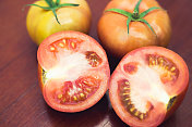 新鲜成熟的菜园番茄