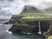 Gásadalur和Múlafossur瀑布在雨天