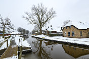 在一个寒冷但美丽而平静的冬天，Giethoorn村附近的Dwarsgracht有积雪的运河