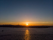 伊斯坦布尔的博斯普鲁斯海鸥和日出