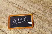 古老的书写板，粉笔和A,B,C写在上面