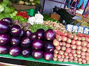 在印度街头蔬菜市场，茄子/茄子植物水果，胡萝卜，辣椒，堆得高高的图片，新德里，印度