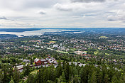 从Holmenkollen，奥斯陆的城市景观。