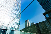 现代建筑反映在玻璃墙上