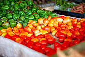 非洲当地农贸市场的芒果和辣椒