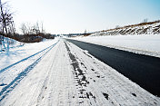 覆盖着积雪的乡村道路