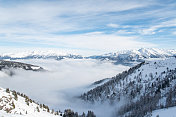 滑雪在齐勒塔尔山雪全景