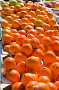 新鲜的橘柚在农贸市场展出