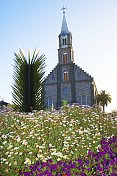 Igreja matriz -石头教堂塔与彩色花坛-格兰多，巴西南部