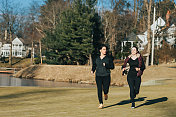 年轻女子在高尔夫球场上奔跑