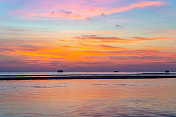 日落时分的Pakarang海滩