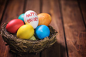 巢里五颜六色的复活节彩蛋