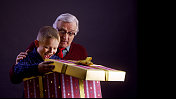 爷爷和孙子打开圣诞礼物