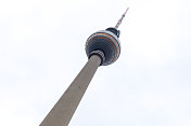 德国柏林的Fernsehturm，在冬天的一天从下面拍摄的