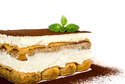 新鲜提拉米苏蛋糕，白色背景