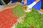 红绿辣椒手工切碎-曼谷新鲜市场。