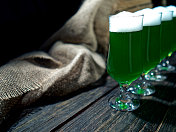 绿色的啤酒