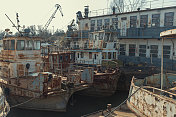 带有起重机的废弃的老工业河港
