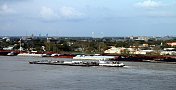 新奥尔良的拖船和驳船