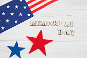 阵亡将士纪念日快乐。白色木质背景上的星星和美国国旗