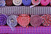 彩色纺织面料卷。