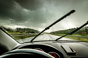 在下雨的公路上驾驶