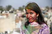 一个年轻的印度妇女庆祝胡里节的特写肖像