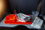 在飞机上吃完零食后的脏盘子。